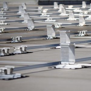 sistema di fissaggio per impianti fotovoltaici per tetto piano