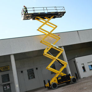 piattaforma elevatrice a forbice con piattaforma ampia