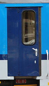 porta del treno a libro