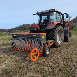 attrezzo di scavo per trattore