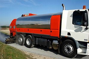 spanditrice per leganti montata su camion