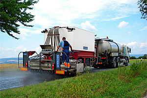 spanditrice per leganti montata su camion