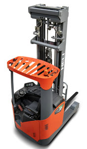 carrello elevatore retrattile con alimentazione a batteria 1