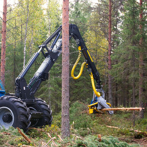 braccio articolato per abbattitrice forestale