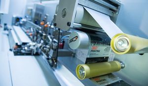 linea di produzione di tubetti cosmetici