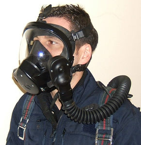 casco con respiratore