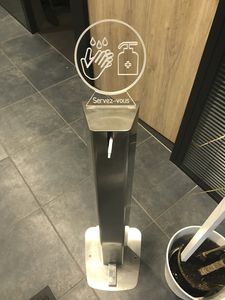 totem dispenser di gel igienizzante