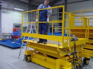 piattaforma elevatrice a forbice mobile