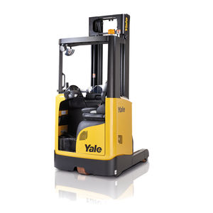 carrello elevatore retrattile con alimentazione a batteria / con posizione seduta di lato / per corsie strette / per magazzino