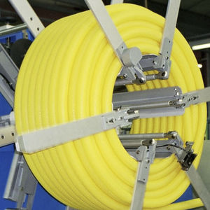 avvolgitrice per tubi scanalati / per linea di estrusione