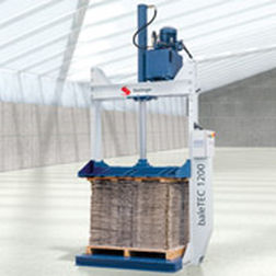 pressa imballatrice verticale / a carico frontale / per plastica / compatta