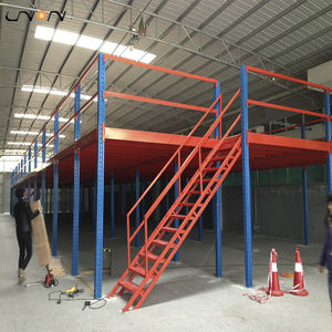 soppalco industriale con scaffalature