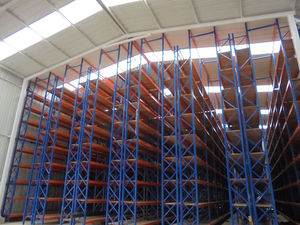 scaffalatura magazzino di stoccaggio