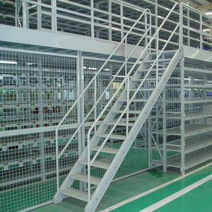 soppalco industriale con scaffalature