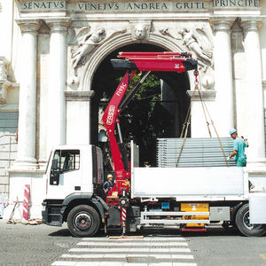gru montata su camion