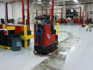 lavasciuga pavimenti uomo a bordo / a batteria / compatta