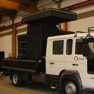 piattaforma elevatrice a forbice montata su camion