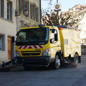 spazzatrice montata su veicolo