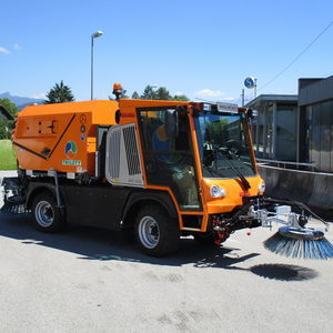 spazzatrice montata su veicolo