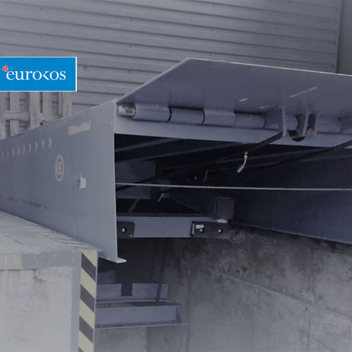 Rampa per rimorchio - Hydraulic loading ramps with folding support - Hidrotiltai - container / idraulica / a serramanico