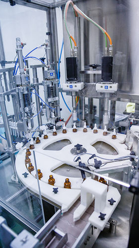 Riempitrice tappatrice monoblocco - Omniprojekt doo, Vrnjačka Banja, Srbija - rotativa / ponderale / per prodotti farmaceutici