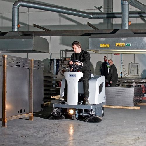 Spazzatrice uomo a bordo - SR 1101 series - Nilfisk - a batteria / da esterno / da interno
