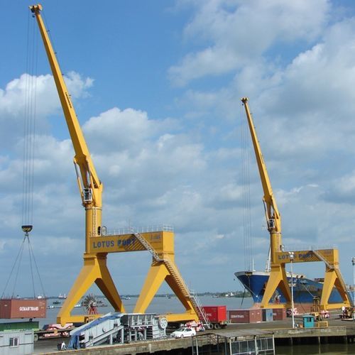 Gru su guida di scorrimento - TCC 230 - Liebherr Cranes - con braccio impennabile / portuale / per movimentazione