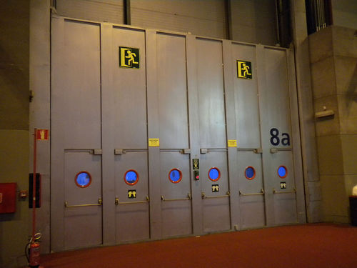Porta scorrevole verticale - Talleres Alfa Torres - a lame multiple / pedonale / in metallo