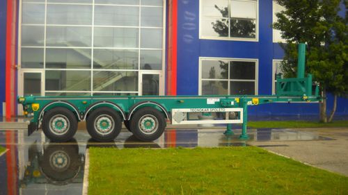 Semirimorchio a pianale - TCR - TECNOKAR TRAILERS SRL - a 3 assi / trainato