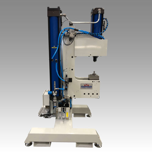 Pressa idropneumatica - BTM Europe Blechverb. GmbH - per inserti / per componenti automotive / a collo di cigno