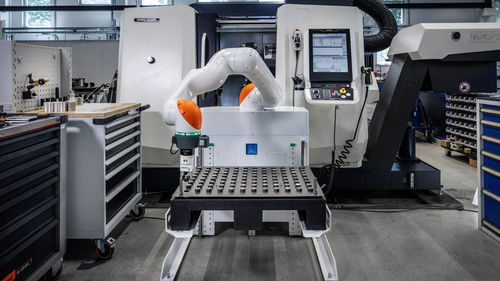 Sistema di carico per pezzi da lavorare - MAIROFlex iisy - KUKA AG - con robot antropomorfi 6 assi / automatizzato
