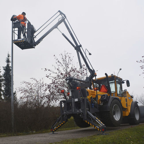 Piattaforma di sollevamento su autotelaio - Vilakone Oy - idraulica / per uso esterno