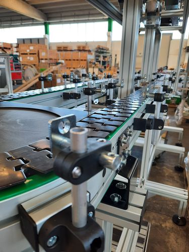 Trasportatore a nastro - Alutec Group srl - a catena / orizzontale / per movimentazione