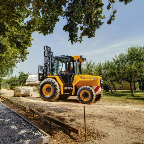 Carrello elevatore con motore a combustione - RTFL - JCB - con conducente seduto / per il settore dell'edilizia / 4 ruote