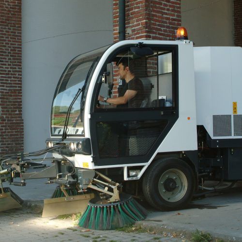 Spazzatrice aspirante diesel - SA2 - Sicas Euroclean Srl - da esterno / con due spazzole / compatta