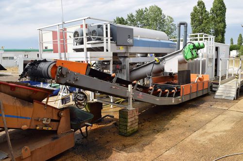 Trasportatore per fanghi - SAUTEC - a nastro / inclinato / per movimentazione