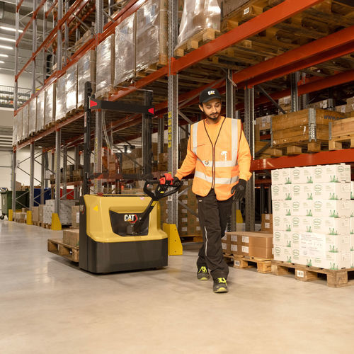 Accatastatore elettrico - NSP series - Cat Lift Trucks - a batteria / a guida a bordo / 24 V