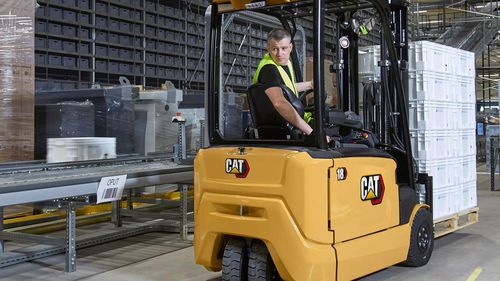 Carrello elevatore elettrico - EP series - Cat Lift Trucks - con conducente seduto / per magazzino frigorifero / per l'industria agroalimentare