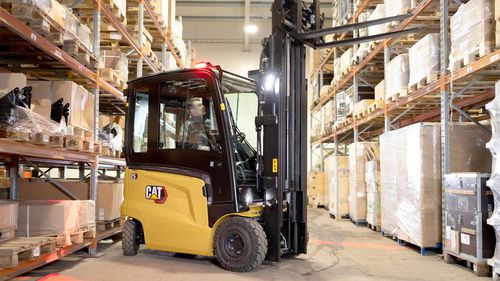 Carrello elevatore elettrico - EP series - Cat Lift Trucks - con conducente seduto / per l'industria automobilistica / per l'industria delle bevande