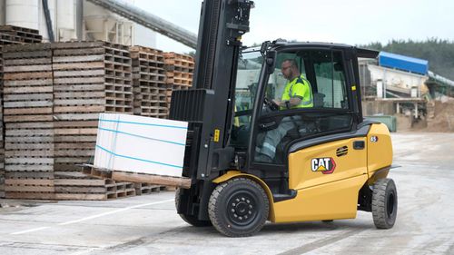 Carrello elevatore elettrico - EP series - Cat Lift Trucks - con conducente seduto / per movimentazione / per l'industria agroalimentare
