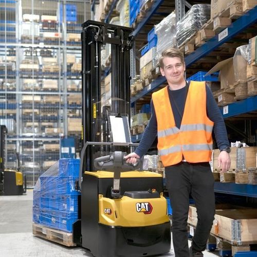 Accatastatore elettrico - NSP series - Cat Lift Trucks - a timone con guida da terra / con piattaforma per conducente / 24 V