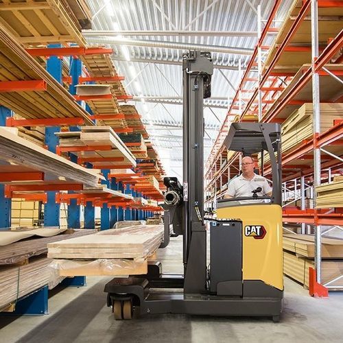 Carrello elevatore retrattile elettrico - NRM2 series - Cat Lift Trucks - con conducente in piedi / per corsie strette / per pallet