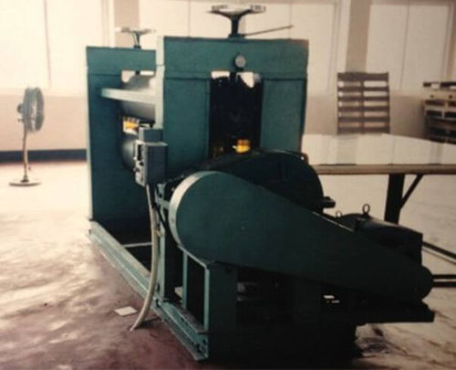 Macchina di calandratura - E800CC - Ningbo Sunwell Sealing Materials Co., Ltd