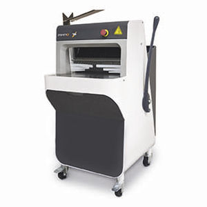 Taglierina per pane industriale semiautomatica - MANO - Sinmag - con lama a nastro continuo / compatta / baguette