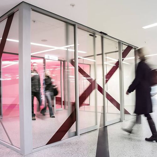 Porta scorrevole - Gilgen Door Systems AG - in vetro / per interno / automatica