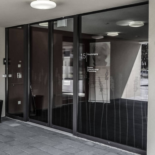 Porta scorrevole - Gilgen Door Systems AG - in vetro / per interno / a prova di vento