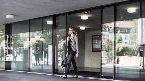 Porta scorrevole - Gilgen Door Systems AG - in vetro / per interno / automatica