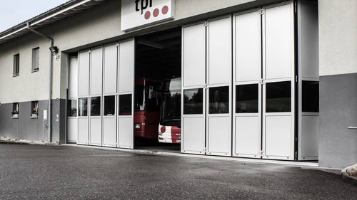 Porta scorrevole - Gilgen Door Systems AG - a libro / per interno / personalizzata