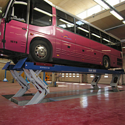 Ponte sollevatore a pantografo - Kar 200 - O.ME.R. SpA - elettroidraulico / per camion / per bus