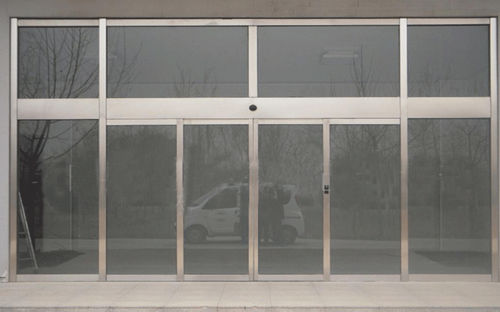Porta scorrevole - Shen Zhen Hui Trade Industry Co., Ltd. - da esterno / automatica / telescopica